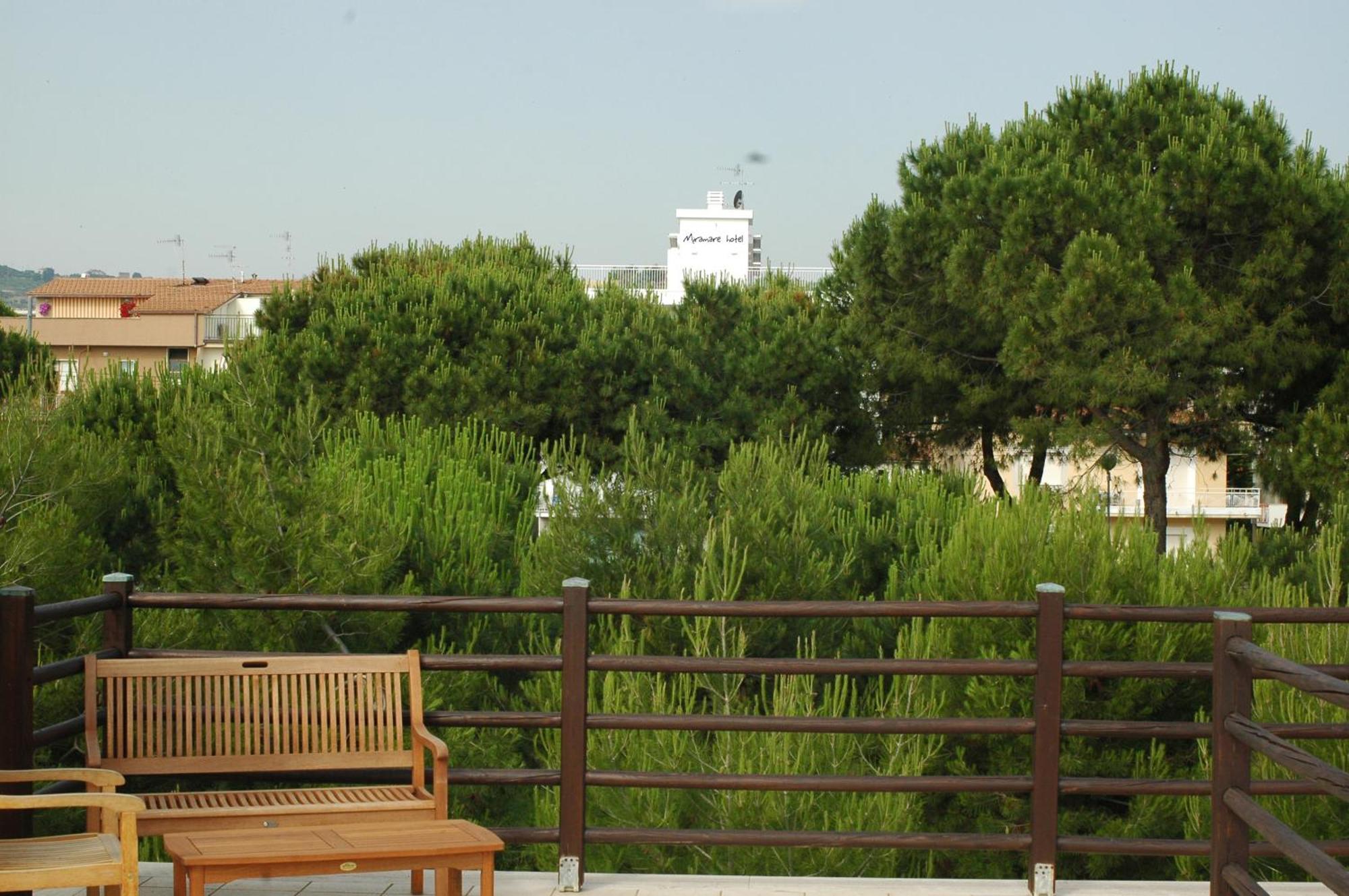 Hotel Miramare Pineto Bagian luar foto