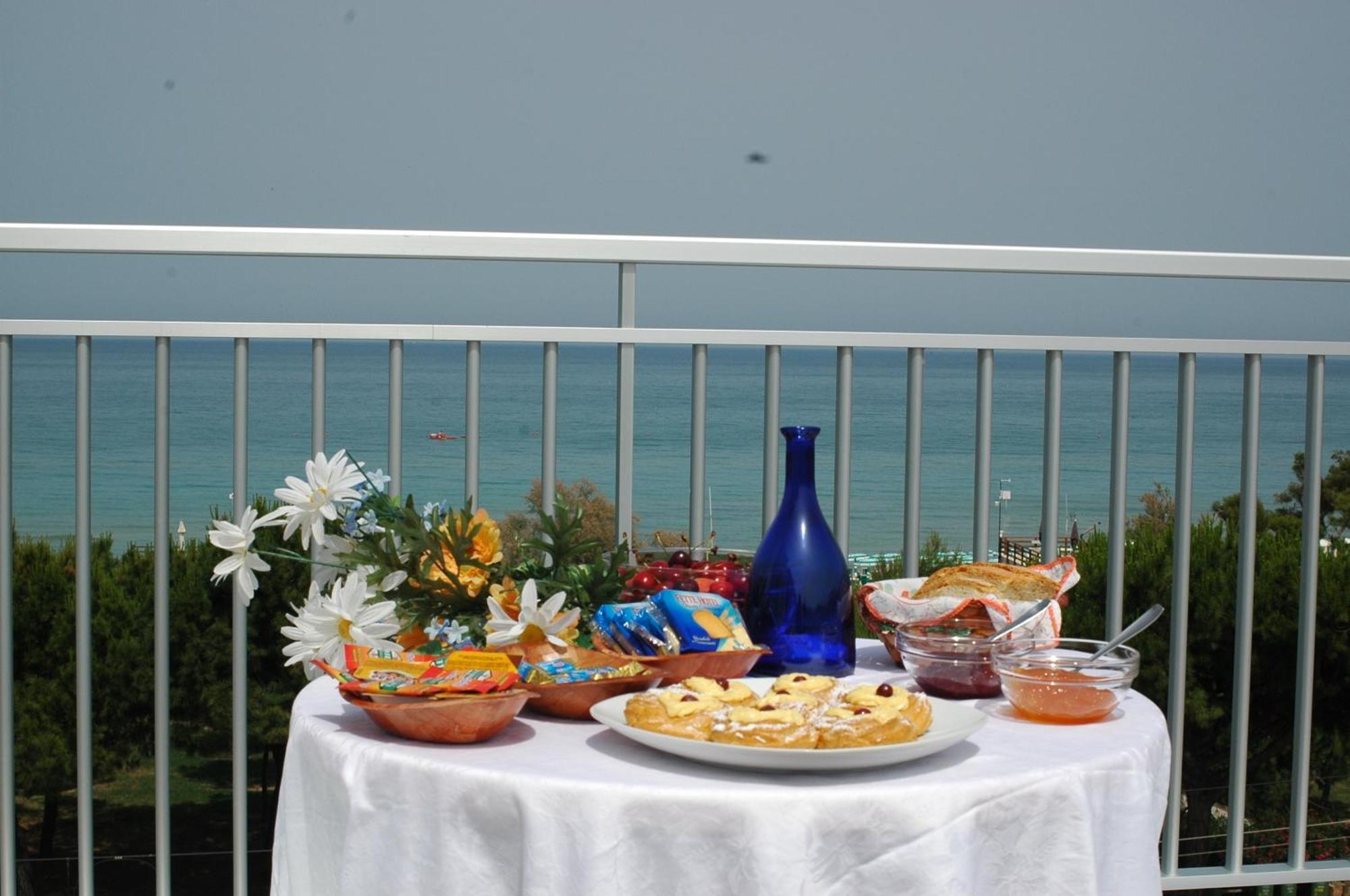 Hotel Miramare Pineto Bagian luar foto
