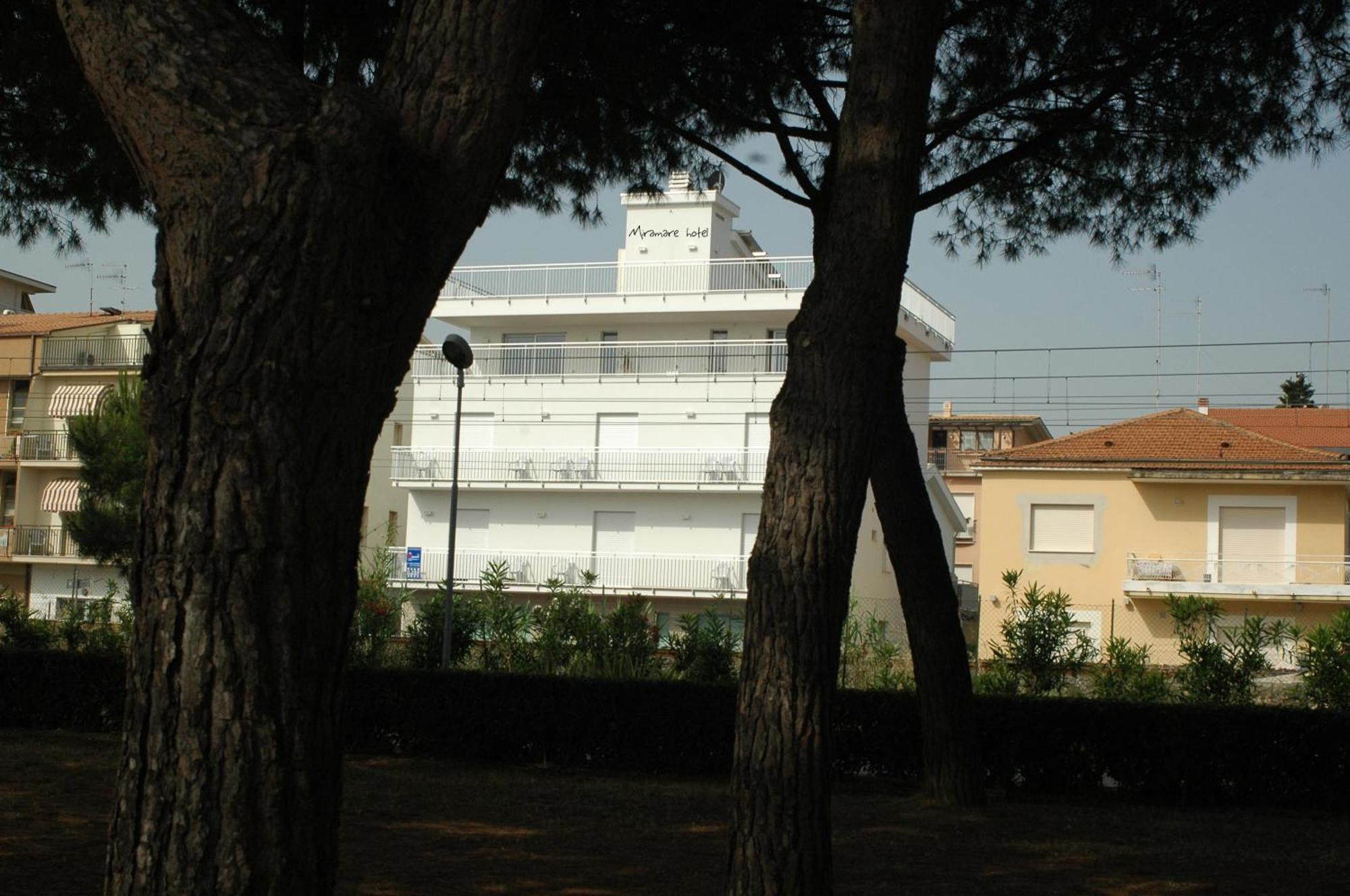 Hotel Miramare Pineto Bagian luar foto