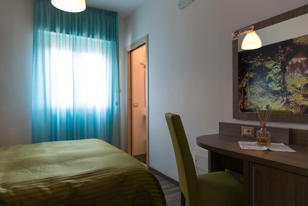 Hotel Miramare Pineto Bagian luar foto